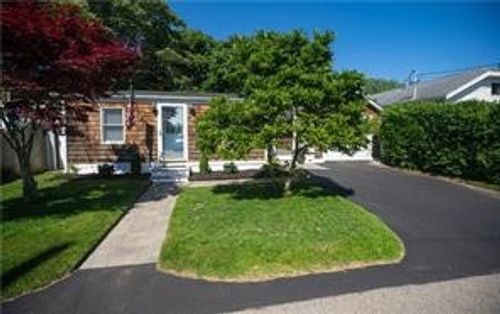 28 Crest St, Middletown, RI, 02842-6017 | Card Image