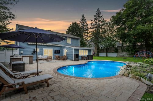 8 Lois Ln, Old Bethpage, NY, 11804-1713 | Card Image