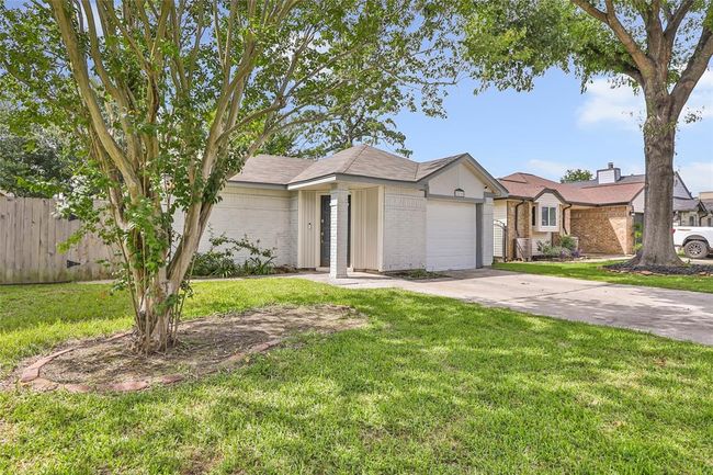 Lovely front yard ! | Image 4