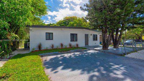 2736 Nw 21st Ave, Oakland Park, FL, 33311-2104 | Card Image