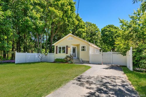 283 Railroad Ave, Center Moriches, NY, 11934-1303 | Card Image