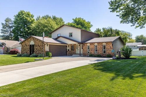 709 Oakhurst Dr, Amherst, OH, 44001-1056 | Card Image