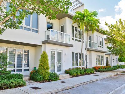 6423 Nw 104th Path, Townhouse with 4 bedrooms, 3 bathrooms and null parking in Doral FL | Image 3