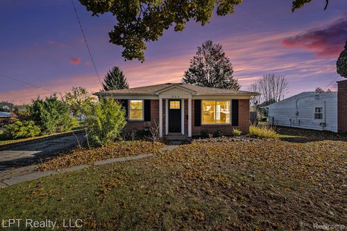 311 S Lemen St, Fenton, MI, 48430-2302 | Card Image