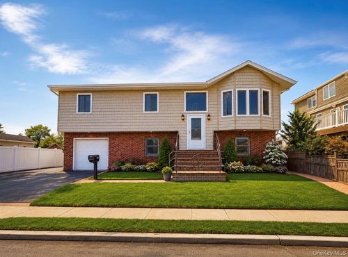 745 S 9th St, Lindenhurst, NY, 11757-5545 | Card Image