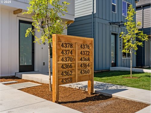 4374 Ne Going St, Portland, OR, 97218-1624 | Card Image