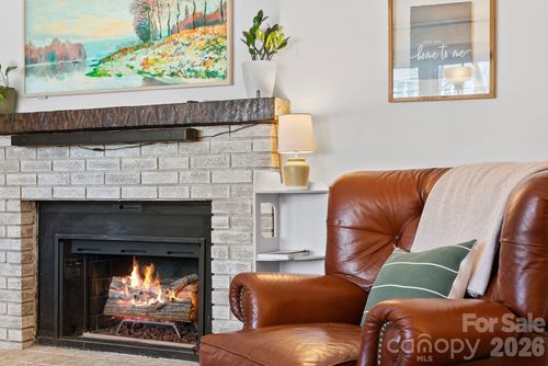 345 Kingswood Dr, Hendersonville, NC, 28792-7087 | Card Image