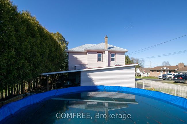 8 Laura St, House other with 5 bedrooms, 3 bathrooms and 4 parking in Lyn ON | Image 8