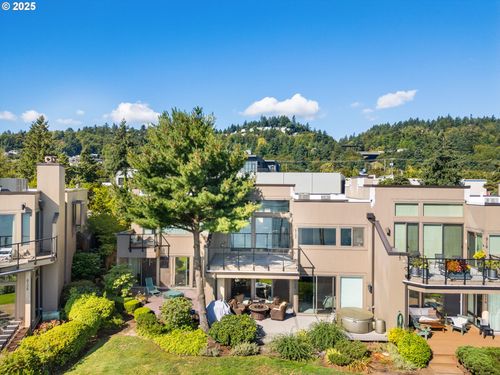 17-6122 S Riverpoint Ln, Portland, OR, 97239 | Card Image