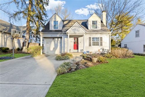5523 Chadwick Rd, Fairway, KS, 66205-2626 | Card Image