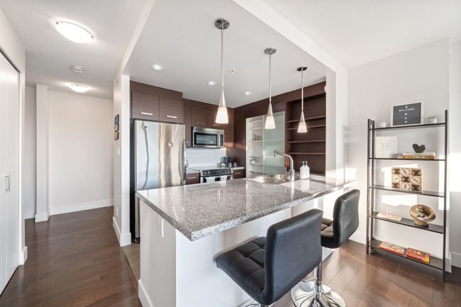 706 - 2959 Glen Dr, Condo with 1 bedrooms, 1 bathrooms and 1 parking in Coquitlam BC | Image 11