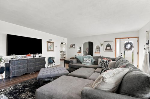2086 Rose Ave, Mount Union, IA, 52644-9635 | Card Image