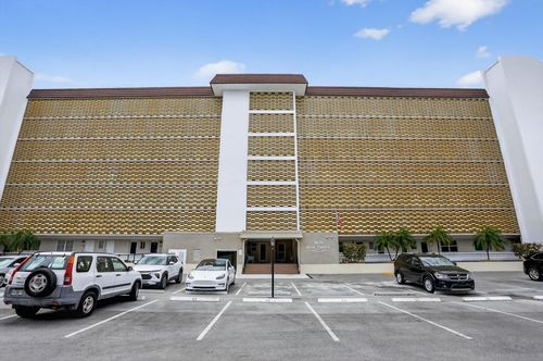 apt-107-3050 Ne 16th Ave, Oakland Park, FL, 33334-5226 | Card Image