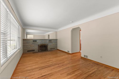 8464 Becker Ave, Allen Park, MI, 48101-1517 | Card Image