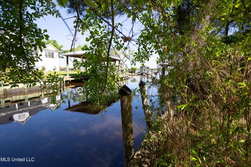 1305 Cove Ave, Ocean Springs, MS, 39564-2861 | Card Image