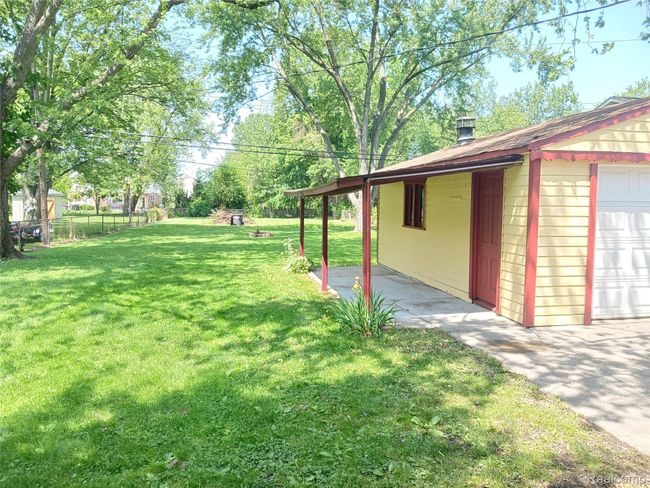 Patio on side of garage | Image 4