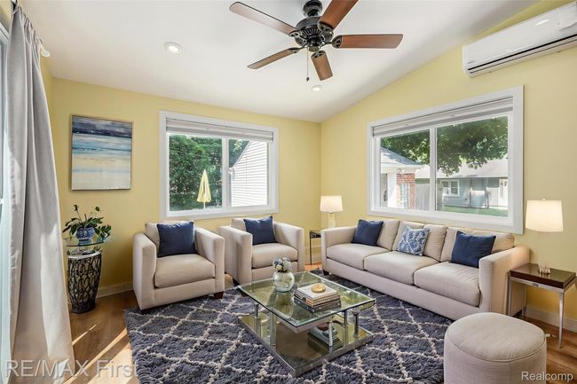 012_p1022772_679 - Living Room - Modern - 0.jpg | Image 7