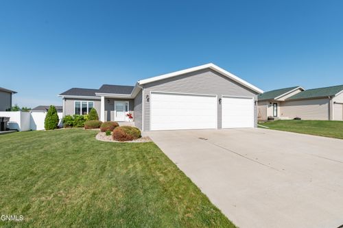 3330 Butterfield Dr, Bismarck, ND, 58503-8025 | Card Image