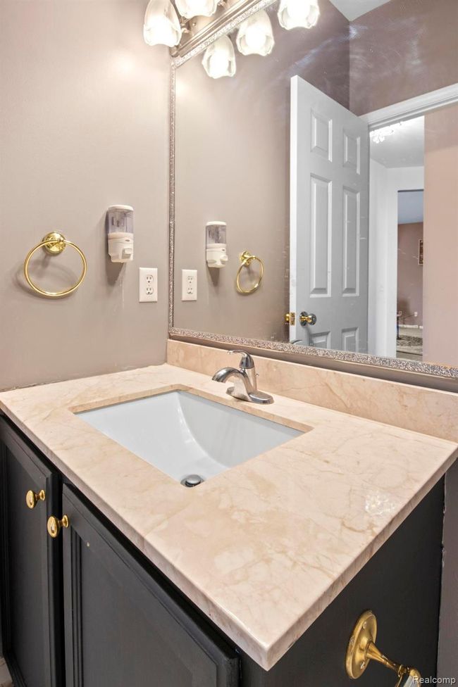 GUEST BATHROOM | Image 12