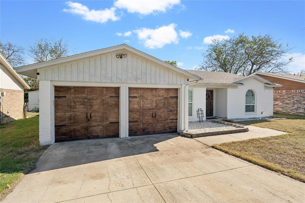 Macgregor Dr, Haltom City, TX 76148