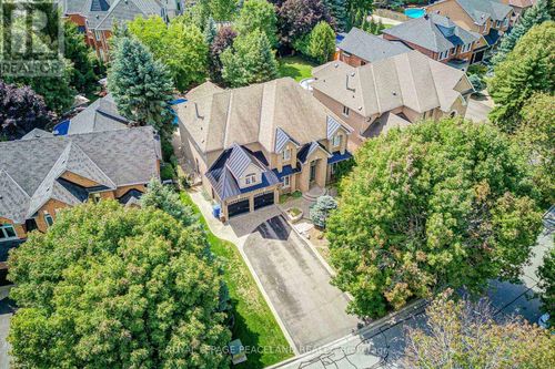 709 Highland Blade Rd, Newmarket, ON, L3X1P3 | Card Image