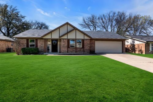 5529 Wood View St, North Richland Hills, TX, 76180-6633 | Card Image