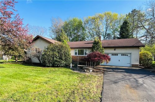 211 Square Dr, Madison, OH, 44057-2922 | Card Image