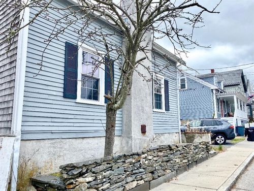 32 Mcallister St, Newport, RI, 02840-4043 | Card Image