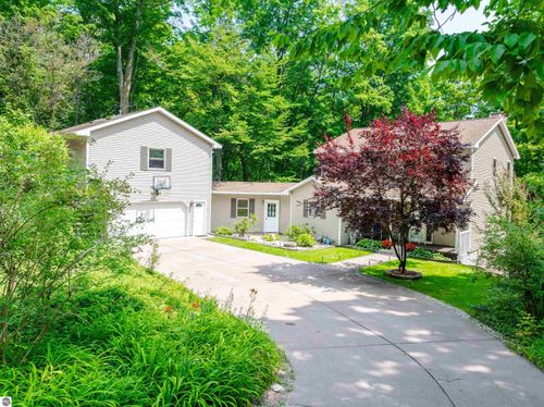 4020 Gaddi Dr, Traverse City, MI, 49684-8677 | Card Image