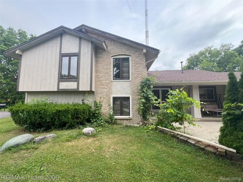 29203 Lake Park Dr, Farmington Hills, MI, 48331-2661 | Card Image