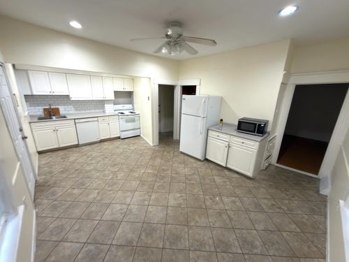 10 Malvern St, Manchester, NH, 03104-5066 | Card Image