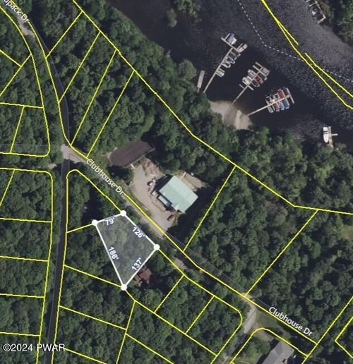 105 Clubhouse Dr, Greentown, PA, 18426-3515 | Card Image