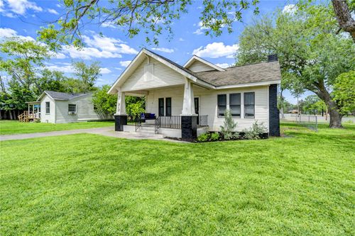 211 E West St, El Campo, TX, 77437-3435 | Card Image