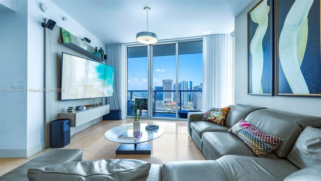APT-2911 - 185 Sw 7 Th St, Condo with 3 bedrooms, 3 bathrooms and null parking in Miami FL | Image 4