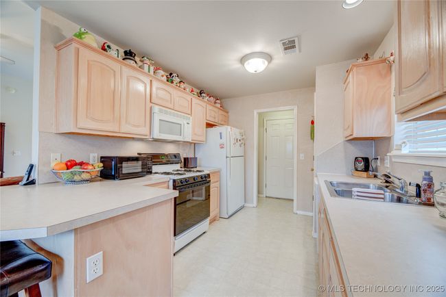 19608 E 39 Th Pl S, House other with 3 bedrooms, 2 bathrooms and null parking in Broken Arrow OK | Image 5