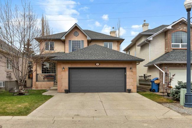 163 Strathridge Place Sw, Home with 3 bedrooms, 3 bathrooms and 4 parking in Calgary AB | Image 2