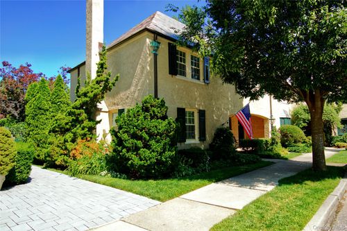 22 Franklin Ct, Garden City, NY, 11530-6109 | Card Image