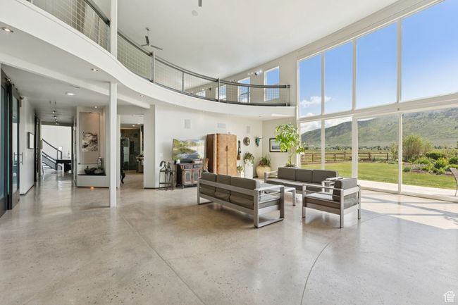 Common area with a high ceiling | Image 14