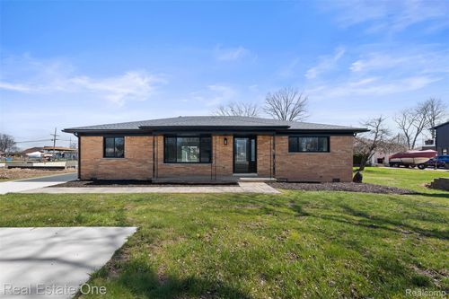 47900 Jefferson Ave, Chesterfield, MI, 48047-2222 | Card Image