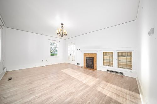 726 Tenth St, New Westminster, BC, V3M3Z9 | Card Image