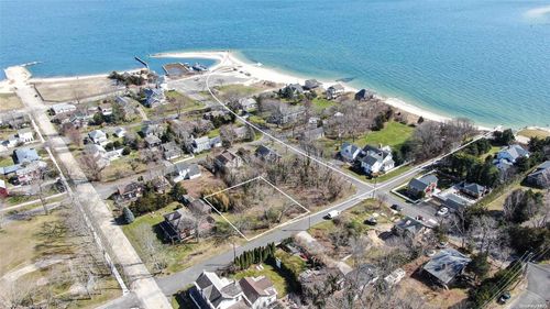 630 4th St, New Suffolk, NY, 11956 | Card Image