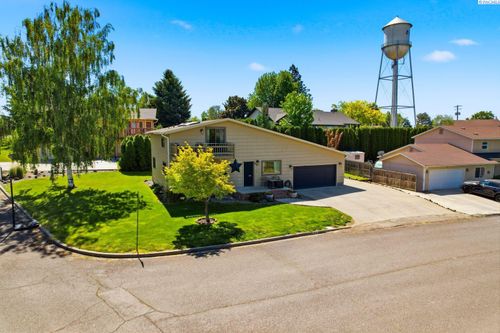 605 Glenwood Dr, Zillah, WA, 98953-9698 | Card Image