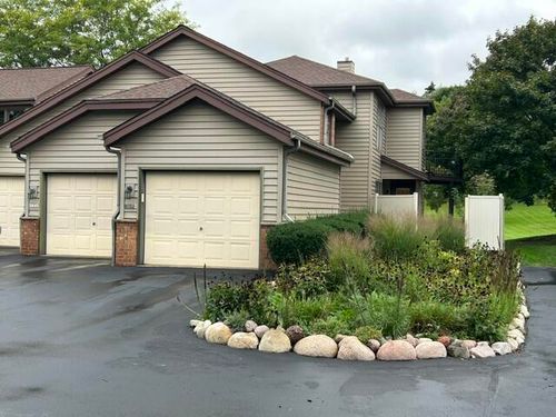 8123 S Legend Dr, Franklin, WI, 53132-9625 | Card Image