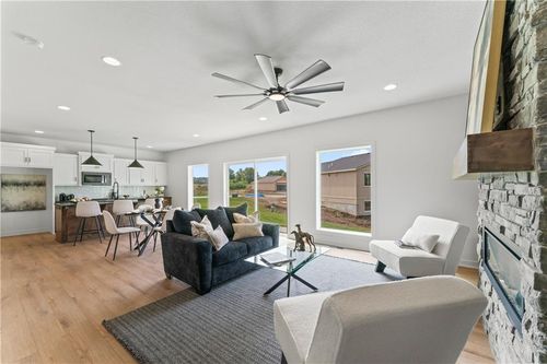 2004 Se Oak Ridge Dr, Oak Grove, MO, 64075-9492 | Card Image