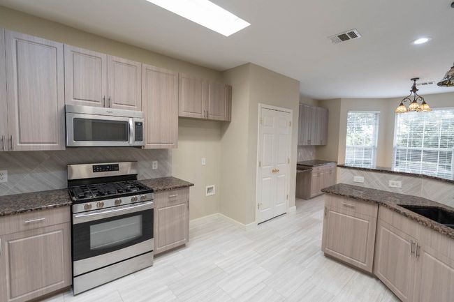 10920 Quarry Oaks Trl, House other with 5 bedrooms, 4 bathrooms and 2 parking in Austin TX | Image 5