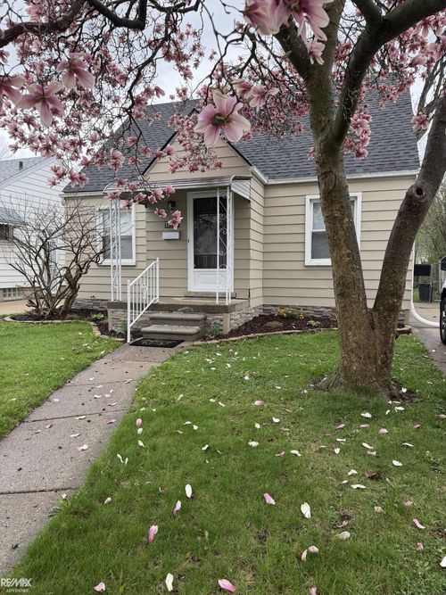 19749 Washtenaw St, Harper Woods, MI, 48225-2223 | Card Image
