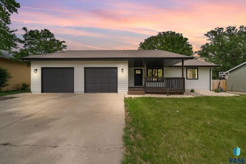 312 W Evergreen Dr, Brandon, SD, 57005-2130 | Card Image