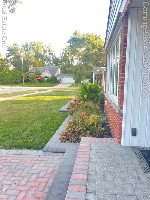 8232 Bailey St, Taylor, MI, 48180-2147 | Card Image