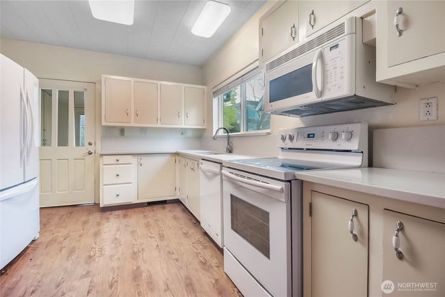 Cooking is a breeze in the well-planned layout. | Image 10