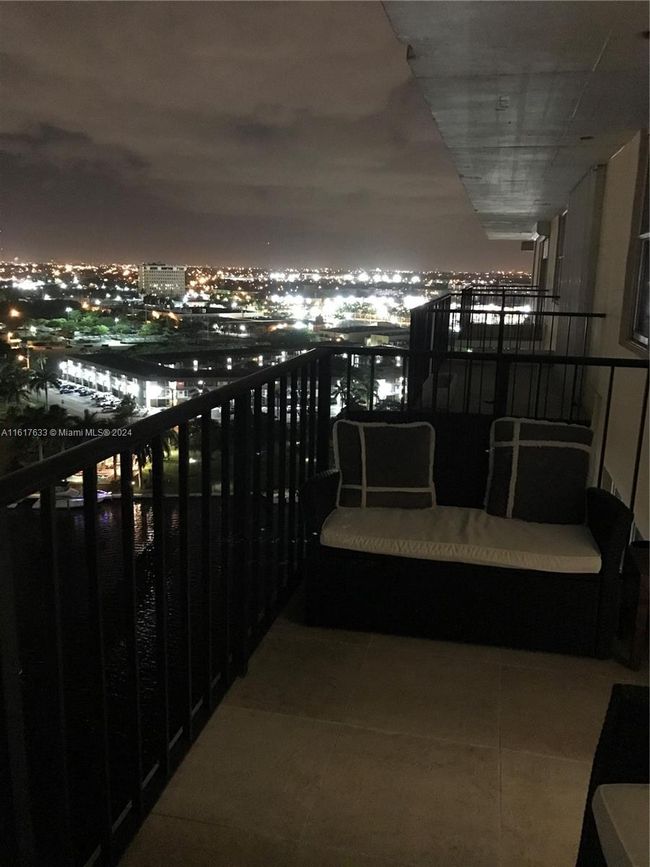 APT-16B - 427 Golden Isles Dr, Condo with 1 bedrooms, 2 bathrooms and null parking in Hallandale Beach FL | Image 7